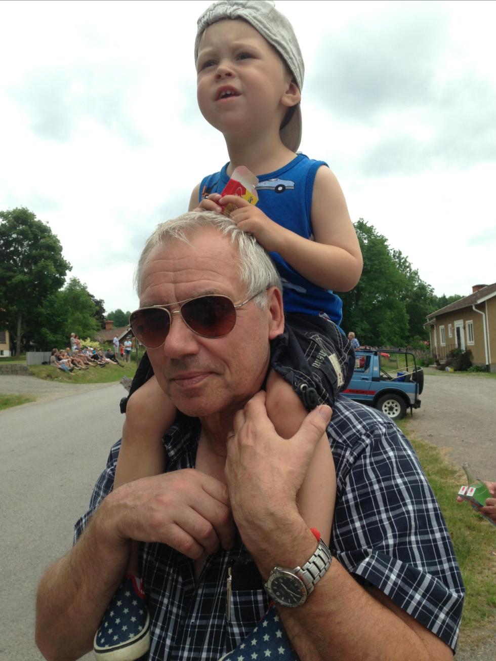 Arwid och morfar ute på äventyr.