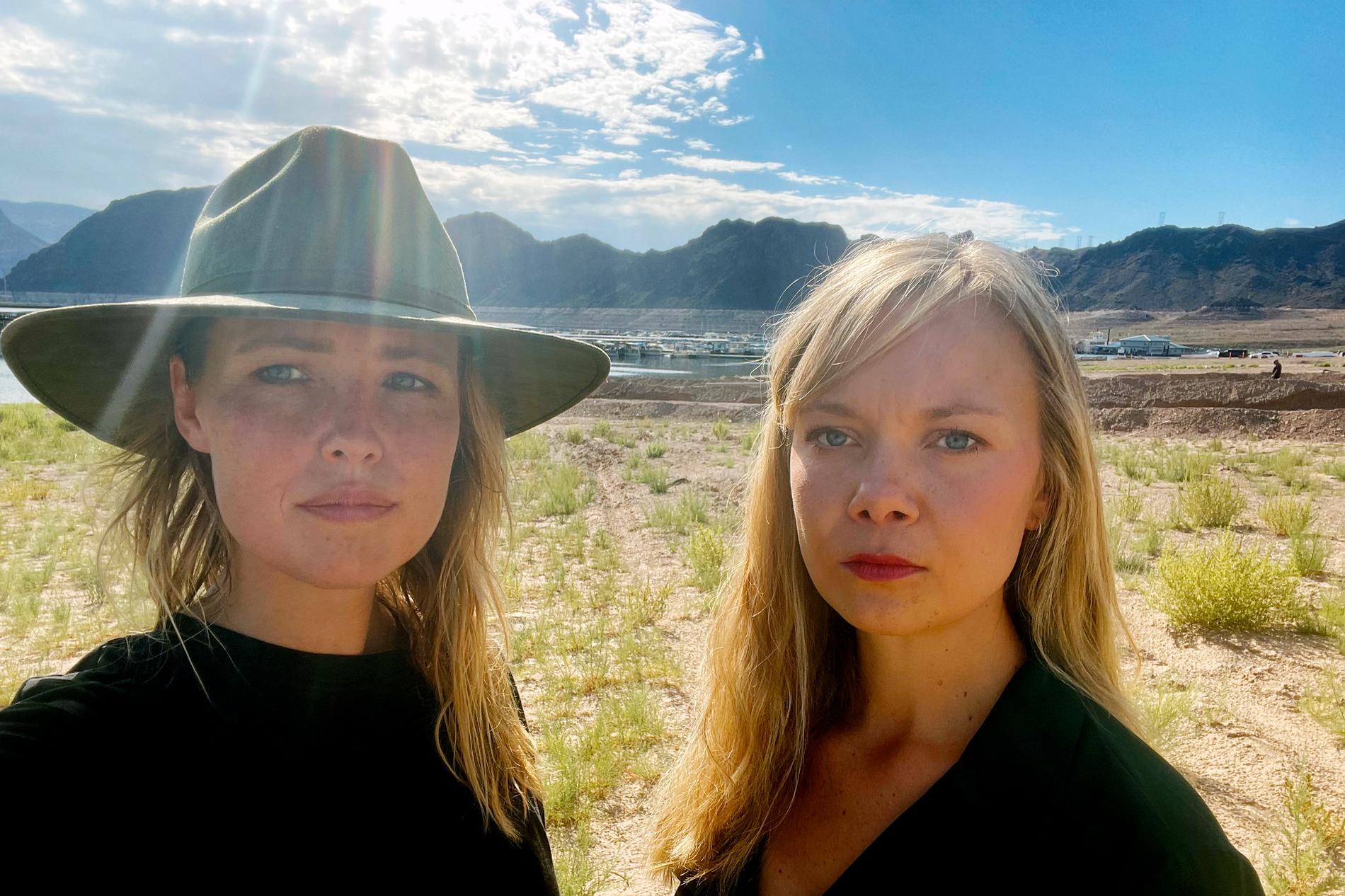 Aftonbladets fotograf Johanna Siring och reporter Emelie Svensson vid Lake Mead. 