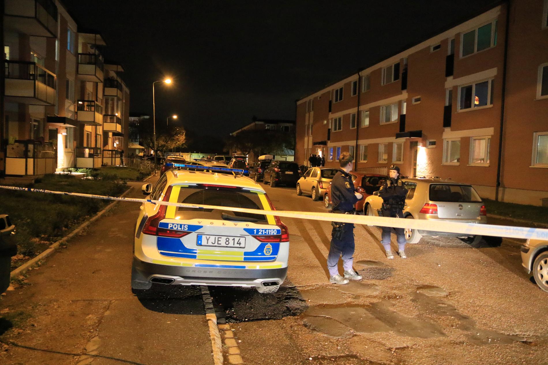 Två personer har förts till sjukhus efter skottlossningslarm i Uppsala.