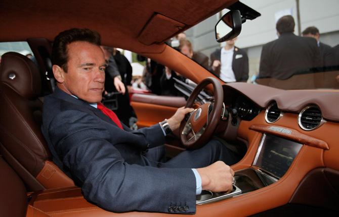 Kaliforniens guvernör Arnold Schwarzenegger provsitter Fisker Karmas eldrivna sportbil.