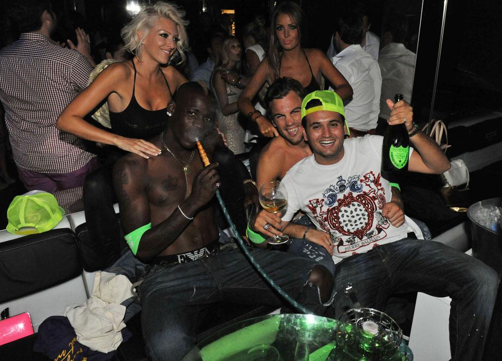 Mario Balotelli festar loss med lättklädda damer på Saint-Tropez.