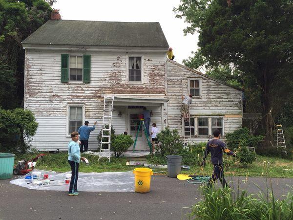 Det förfallna huset renoverades med hjälp av grannar, vänner och frivilliga.