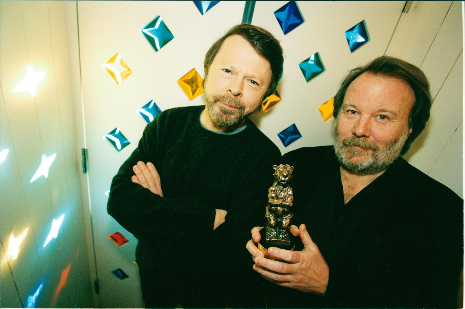 Björn och Benny tar emot Aftonbladets pris Rockbjörnen för ”Århundrades bästa svenska grupp” 1999.
