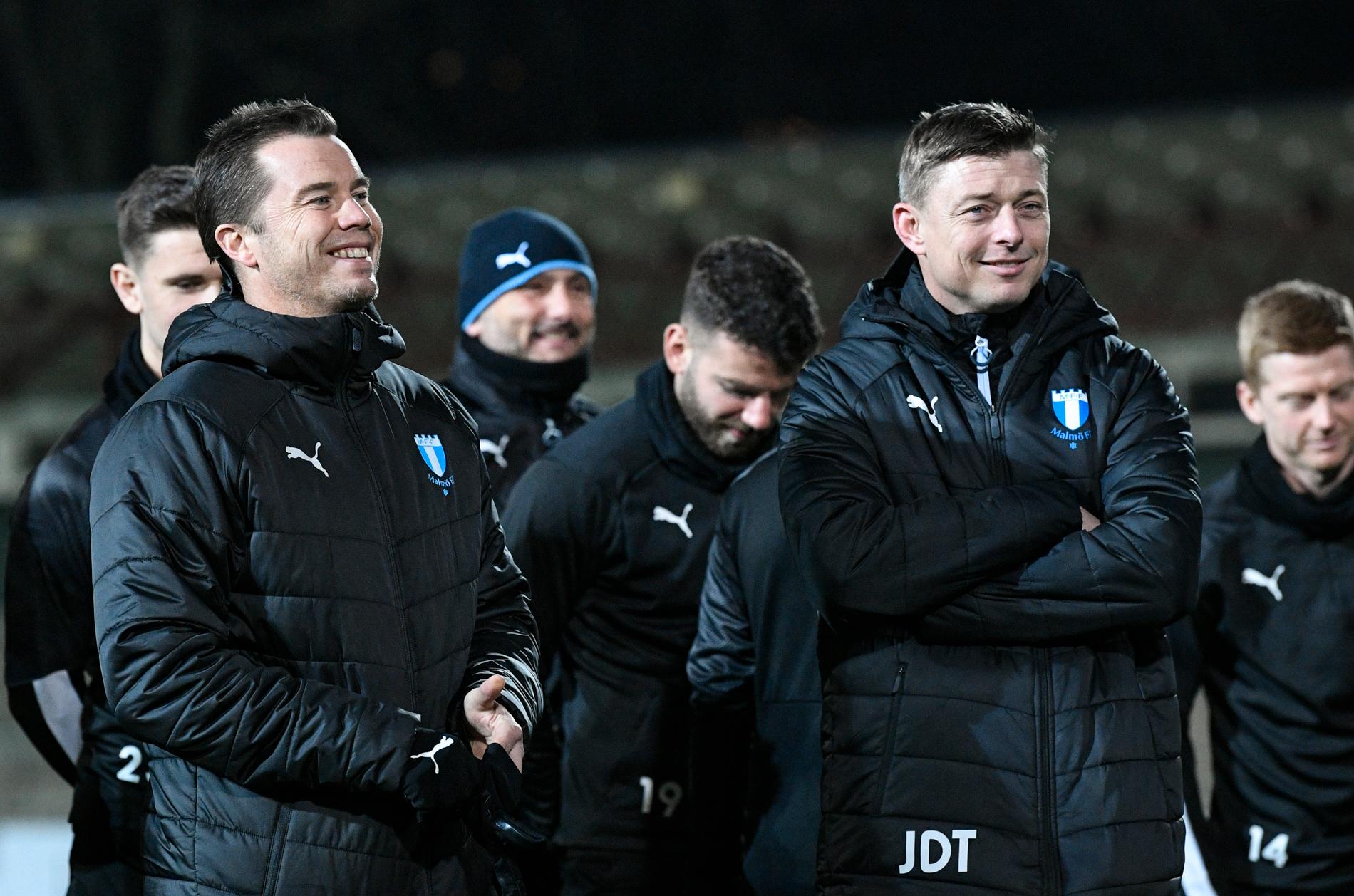 Malmö FF:s sportchef Daniel Andersson och tränaren Jon Dahl Tomasson går liksom övriga ledare och spelare ner i lön under coronakrisen. Arkivbild.