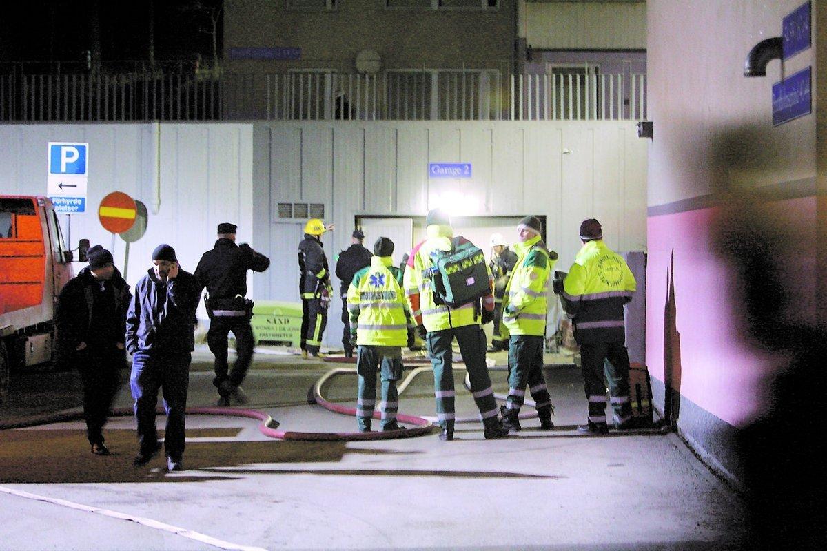 bilbrand i natt Räddningstjänsten larmades vid halv ett-tiden i natt till garaget i Skärholmen, där en bil stod i brand. När de efter en timmes släckningsarbete kunde undersöka bilvraket upptäckte de en död kropp i framsätet.