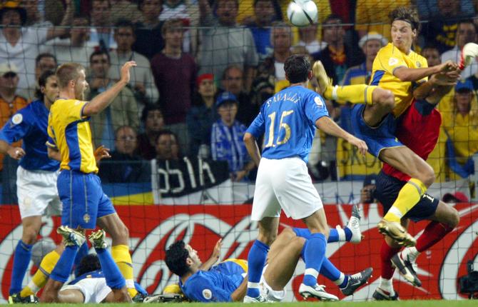 I EM 2004 gjorde Zlatan ett fantastiskt klackmål mot Italien. Ett mål som innebar 1-1 i matchen och som sedermera förde blågult vidare i turneringen.