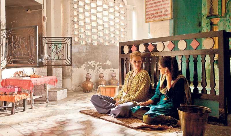 Julia Roberts som Elizabeth Gilbert och Rushita Sing som Tulsi i filmen ”Eat, pray, love”.