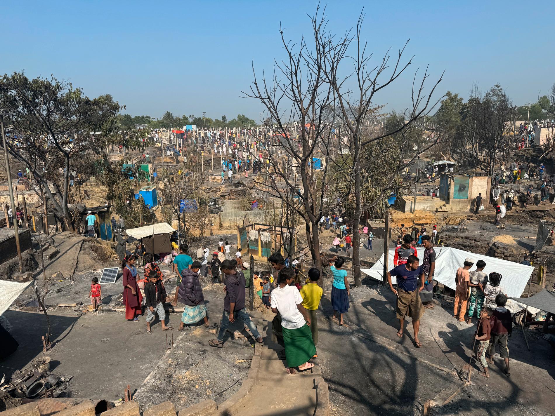 Branden i flyktinglägret Kutupalong har gjort tusentals hemlösa.