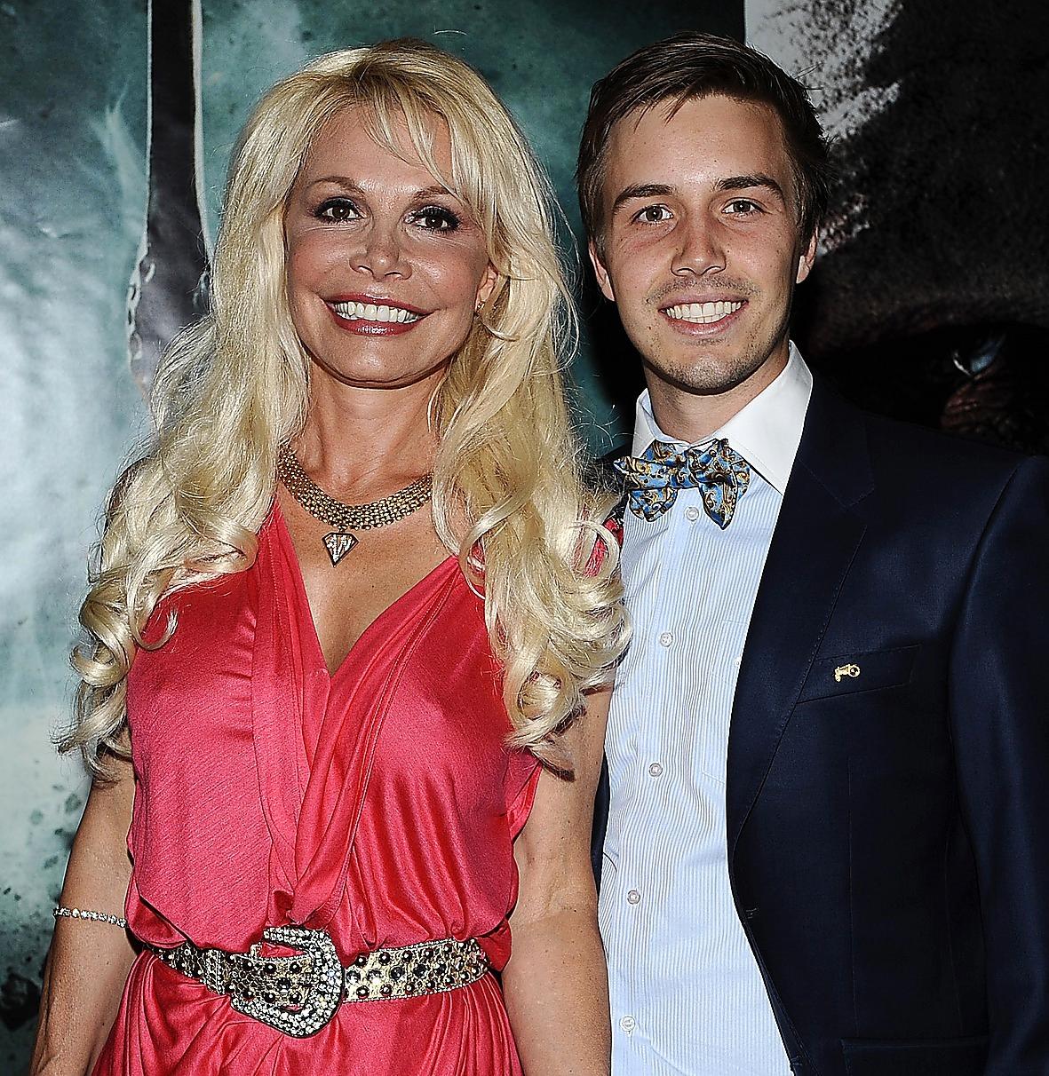 Den svenska Hollywoodfrun Agnes-Nicole Winter med sonen Cristofer, på filmpremiär.
