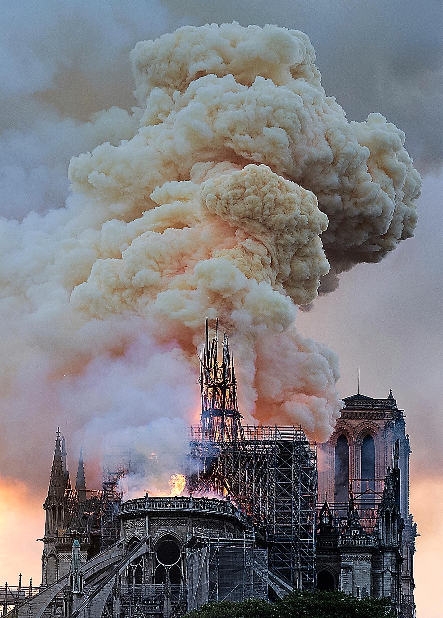 Det var strax innan klockan 19 som brandmännen larmades till katedralen.