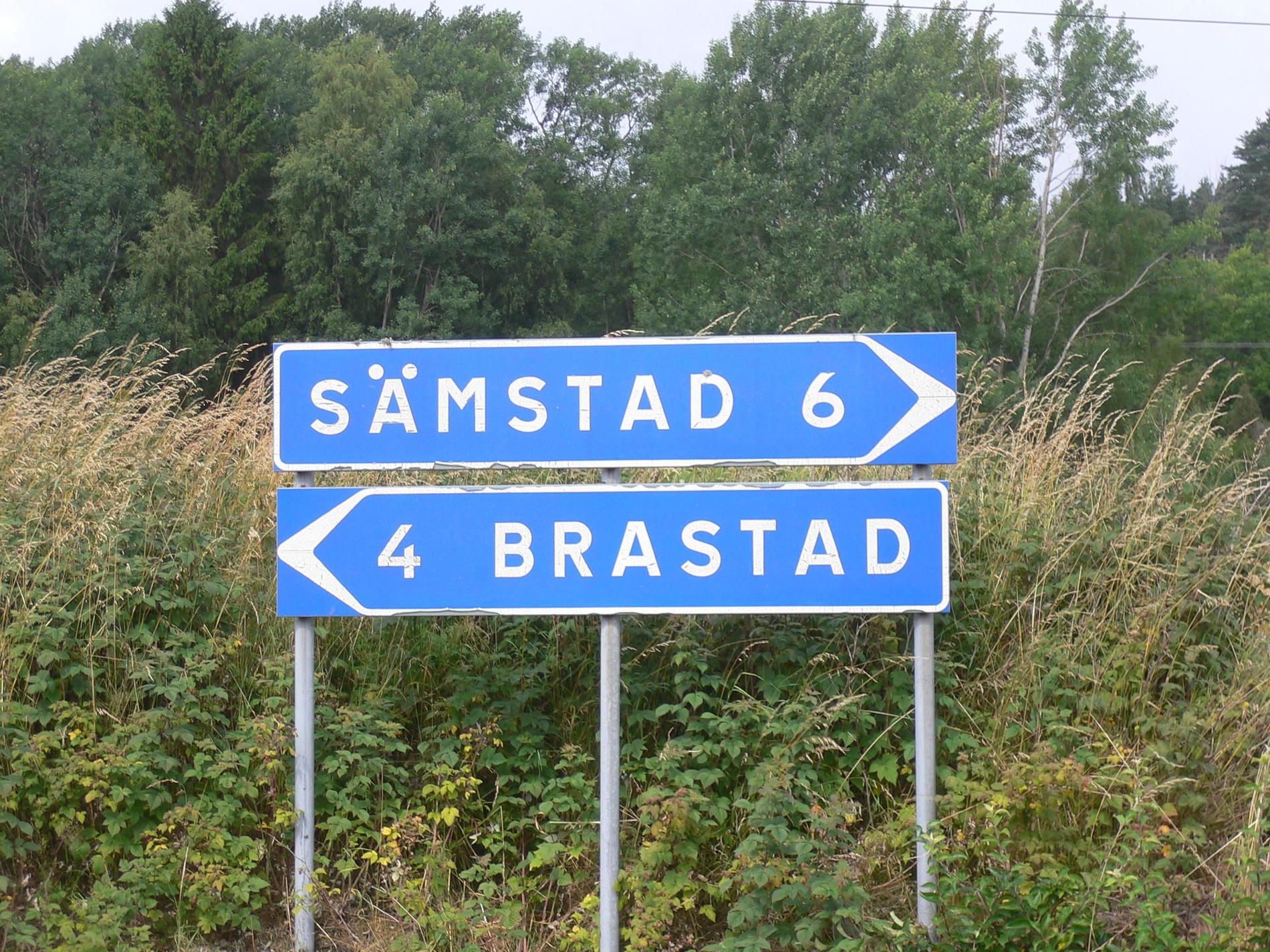"Hm...höger eller vänster? De här skyltarna passerade jag flera gånger i veckan då jag bodde strax utanför Brastad och min bästa kompis Anders i Sämstad", skriver Magnus Johansson.