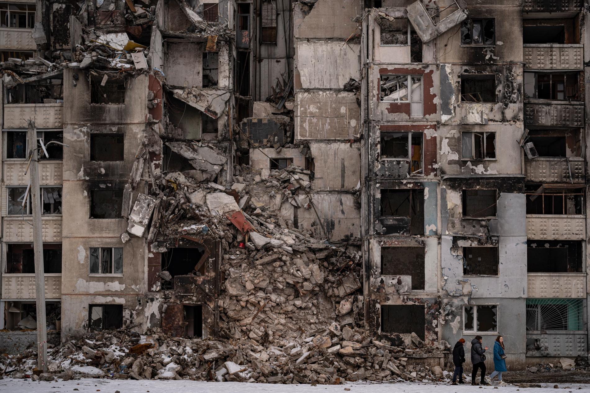Charkiv är en av de städer som drabbats hårt av kriget. Förra veckan, den 16 februari 2023, bombade Ryssland det här flerfamiljshuset. Enligt ukrainska myndigheter dog en kvinna i attacken och minst sju skadades. 