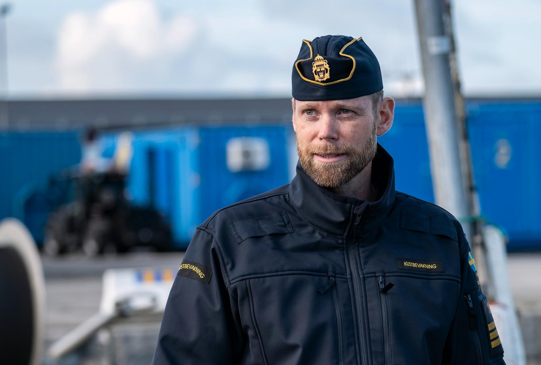 Erik Svensson, samordnare på Kustbevakningen, tycker oljesaneringen går bra även om oljan börjat sjunka och kraftig dimma försvårar arbetet.