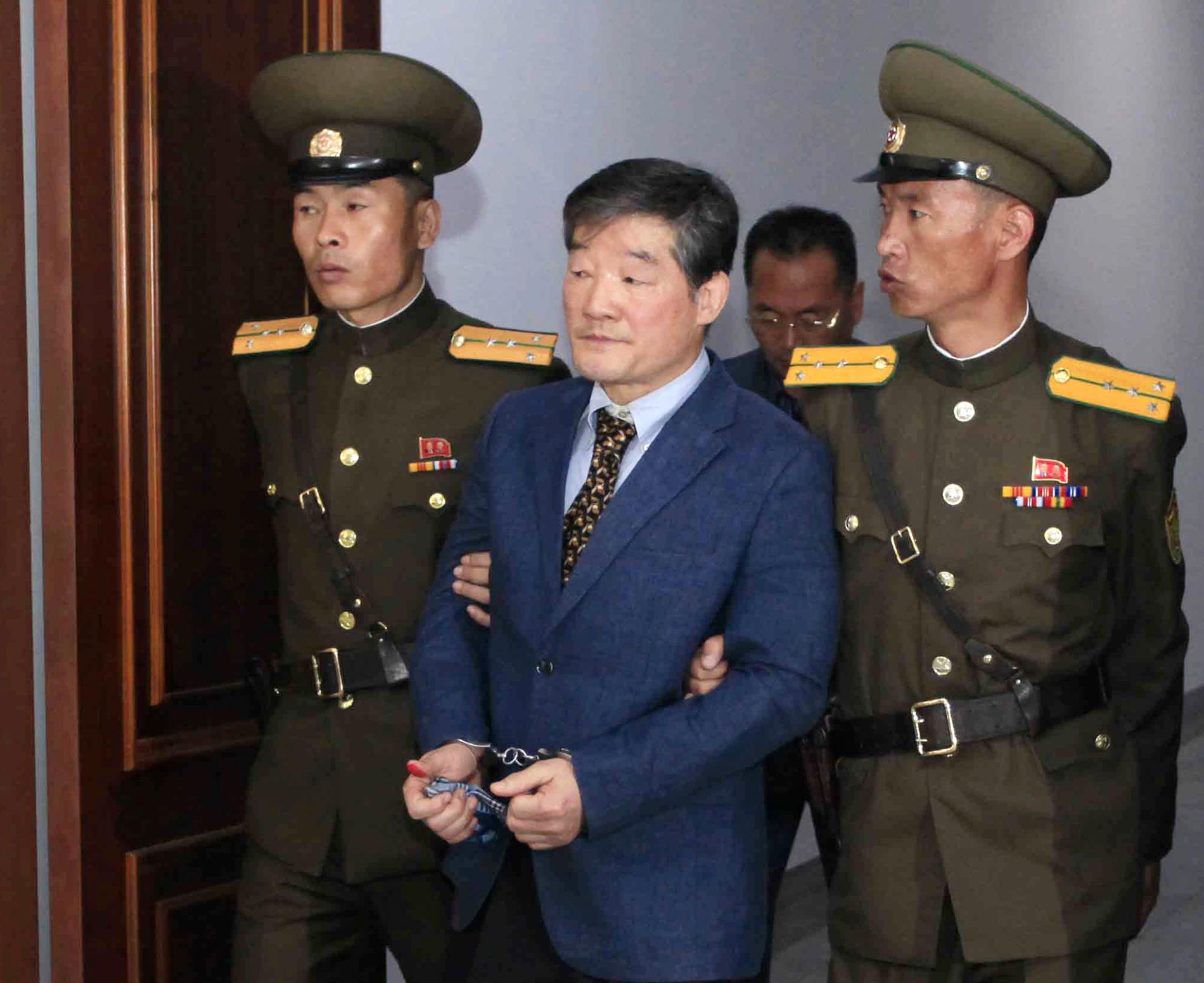 Den amerikanske medborgaren Kim Dong-Chul på väg från rätten i Pyongyang i Nordkorea där han dömdes till tio års fängelse för påstått spioneri. Arkivbild.