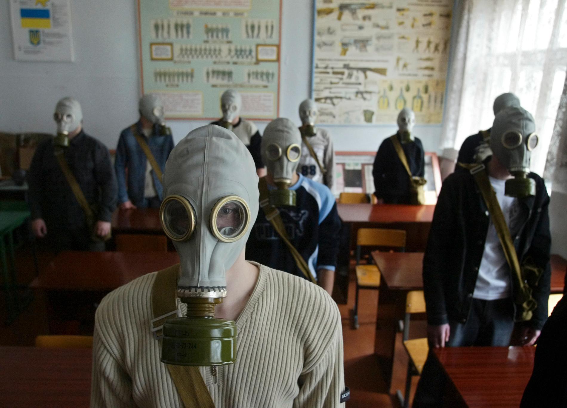 En ukrainsk skolklass under en övning 2006, strax utanför den förbjudna zon som fortfarande omger Tjernobyl där en kärnkraftsreaktor exploderade 1986. Arkivbild.