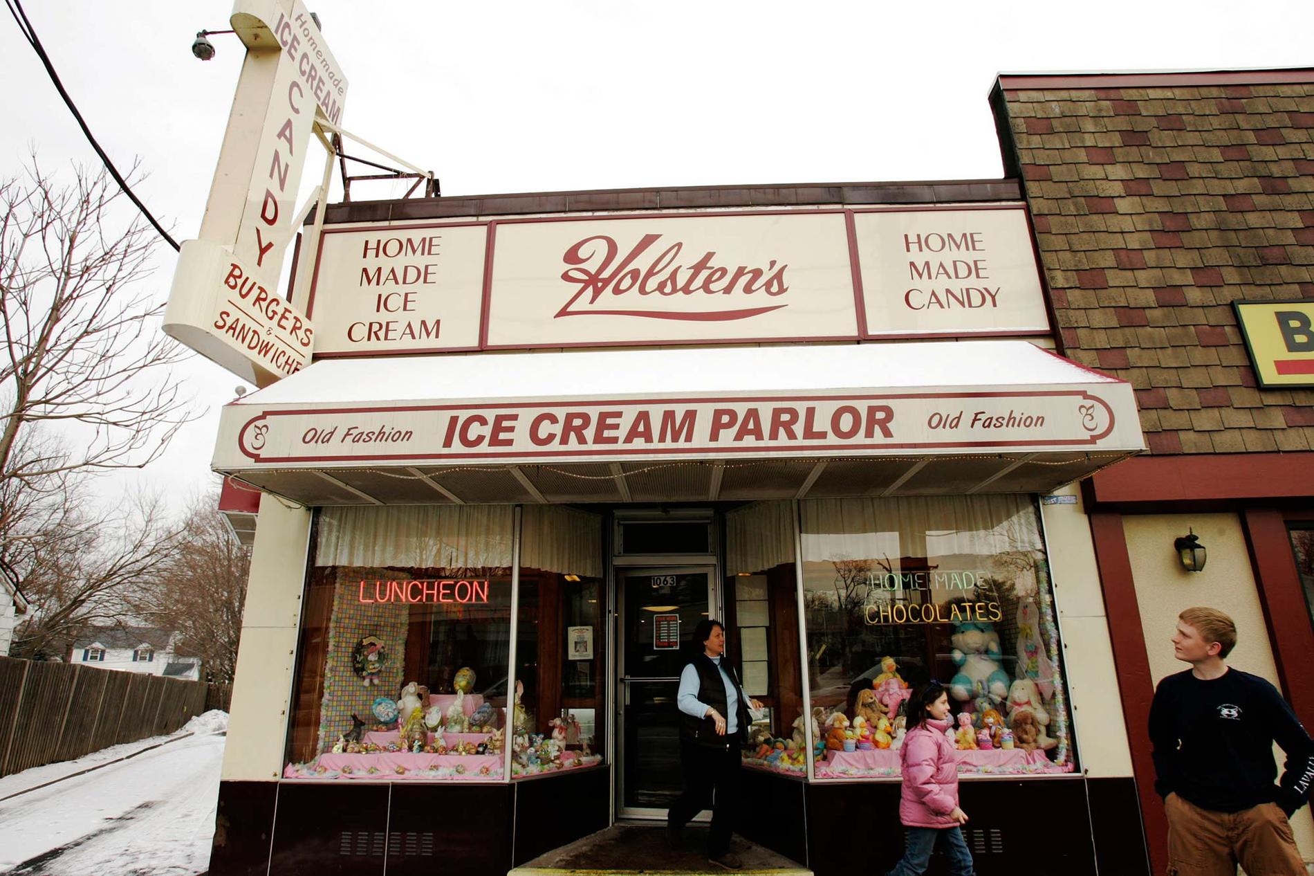 Holsten’s Brookdale Confectionaery Ice Cream Parlor finns på riktigt än i dag och ligger i New Jersey.