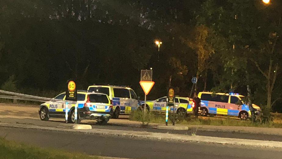 Polis på plats i Flemingsberg efter en explosion.