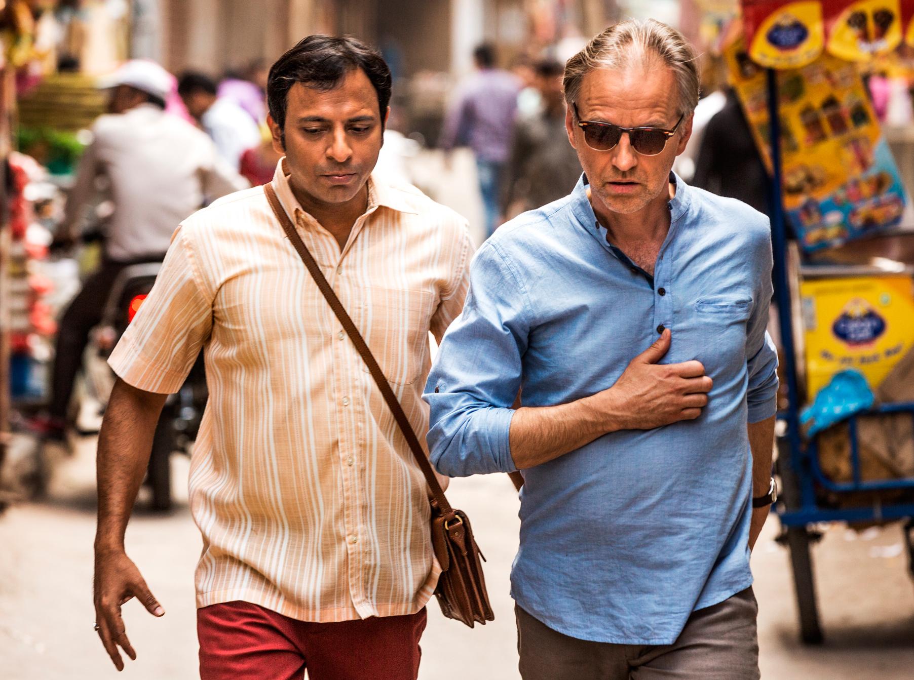 Göran Borg (Björn Kjellman) och hans vän Yogi (Joy Sen­gupta) i farten genom Delhis gator.