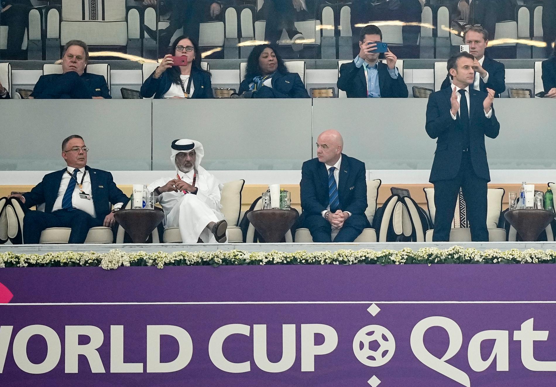 Frankrikes president Emanuel Macron (längst till höger) på plats i Qatar för heja fram det franska laget. Men också för att göra affärer med emiraten.