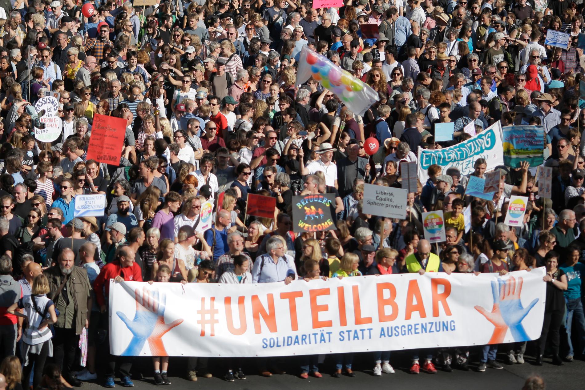 Huvudbudskapet vid den stora manifestationen i Berlin: "Odelbar – solidaritet i stället för uteslutning."
