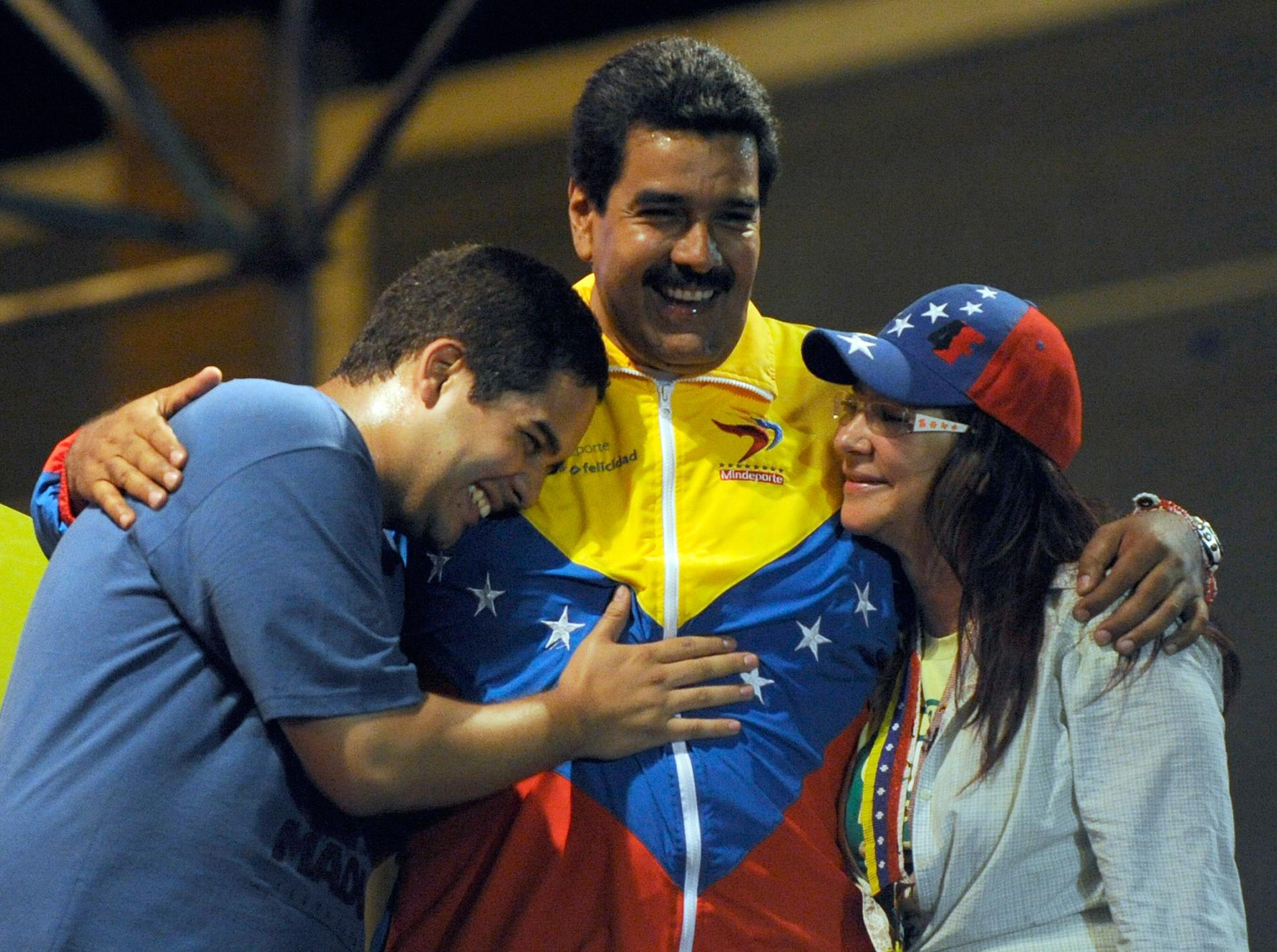 Presidenten tillsammans med sonen och hustrun på en bild från 2013.