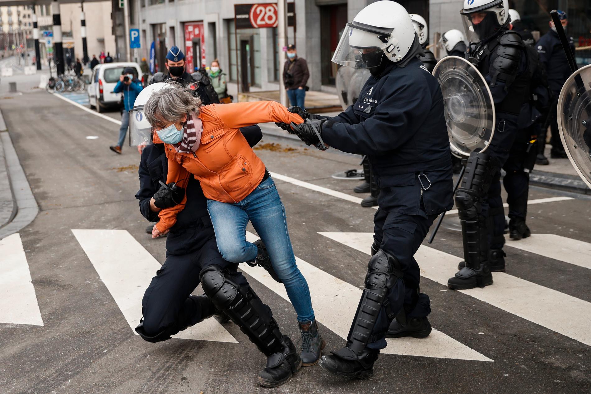 Hundratals människor greps i Bryssel på söndagen efter en olaglig demonstration mot corona-restriktionerna.