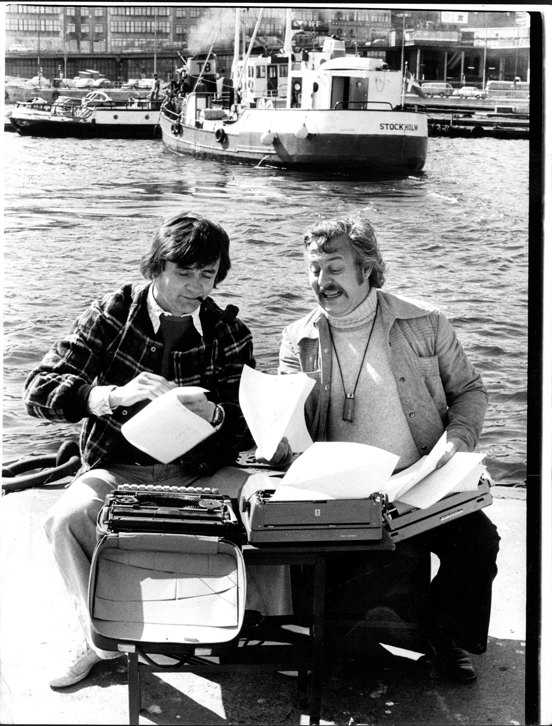 Jarl Borssén och Hans Lindgren. De skall ge sig ut på turné och sitter och skriver på manus 1974