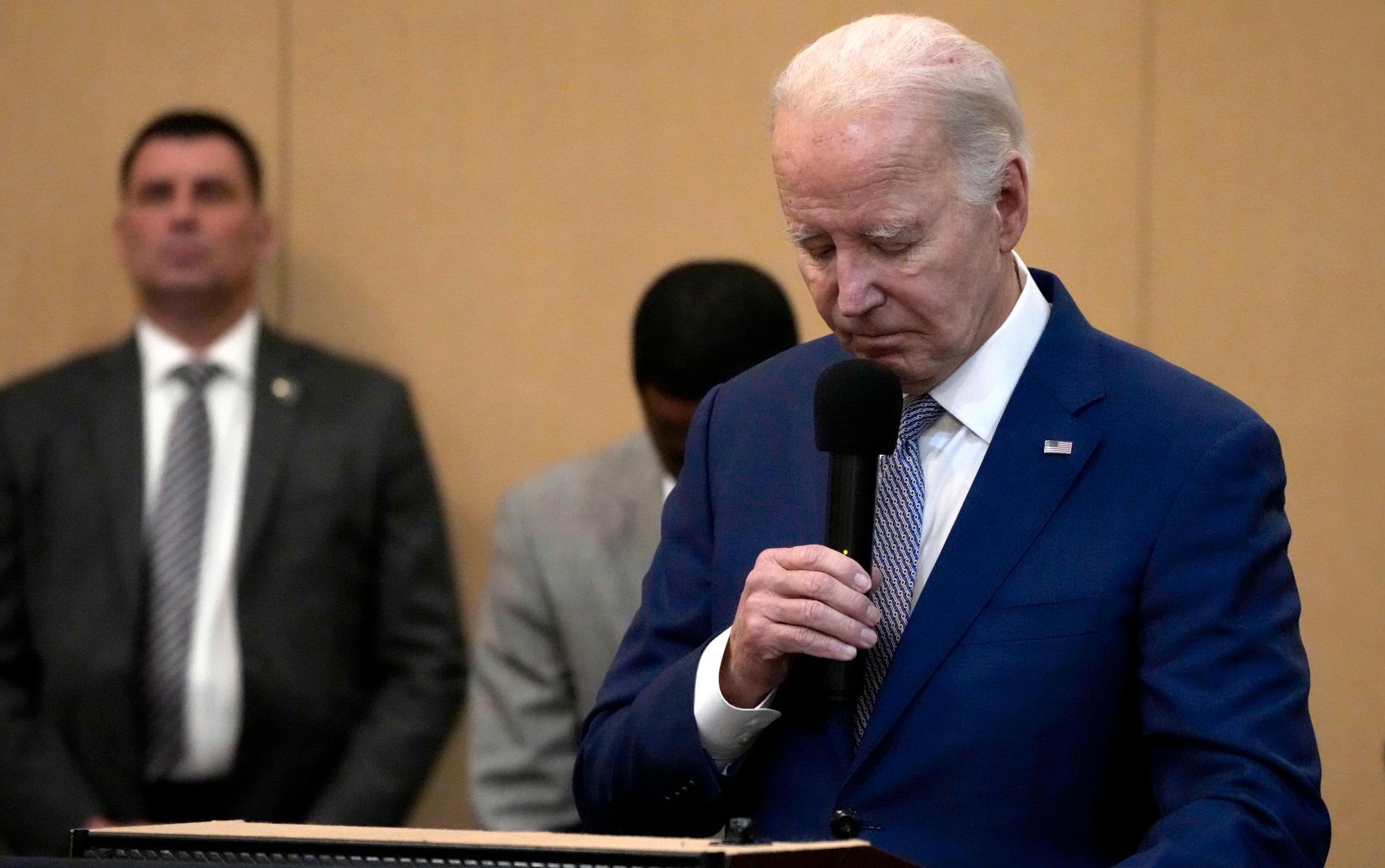 Joe Biden under en tyst minut för de tre döda soldaterna. 