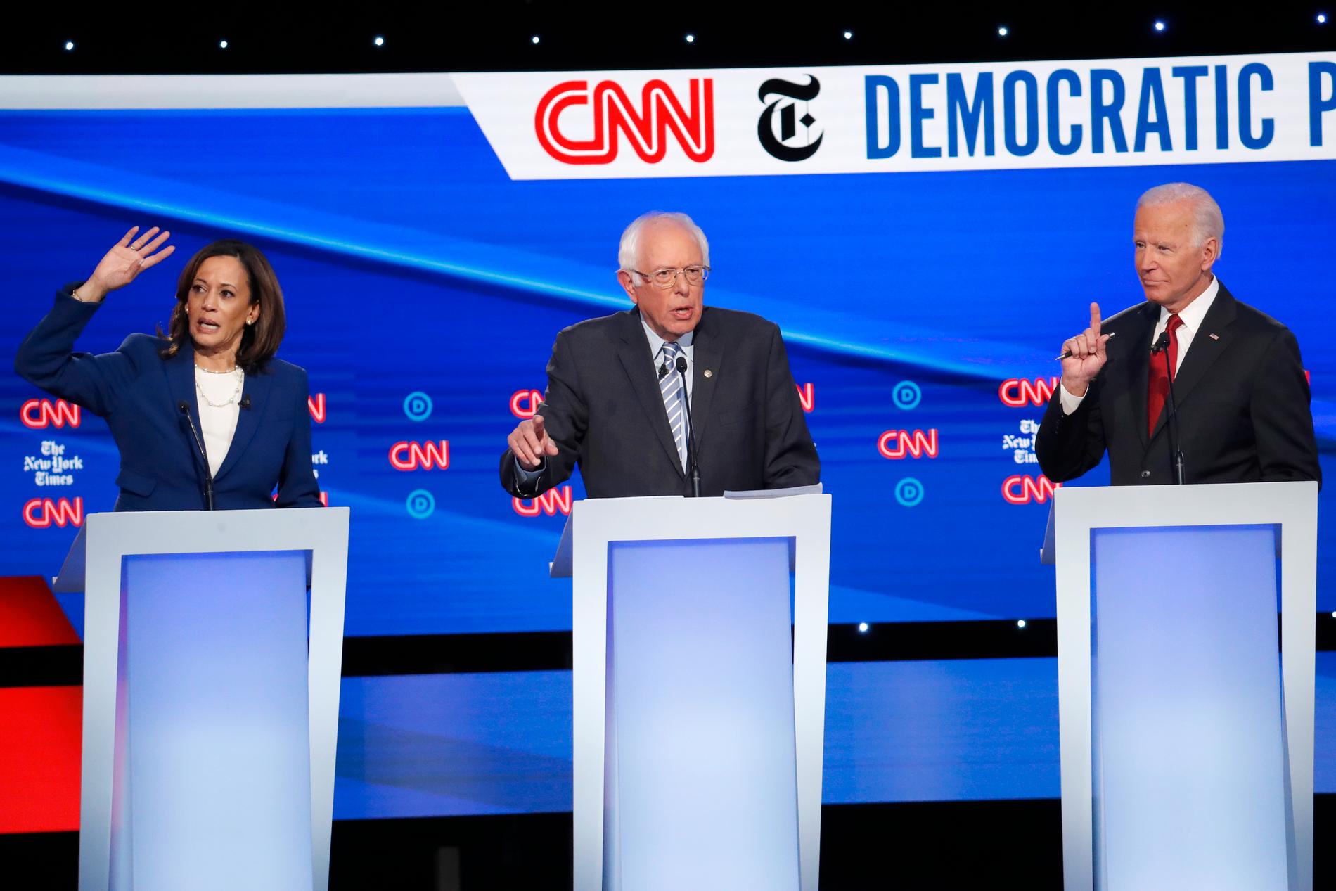 Kamala Harris, till vänster, och Joe Biden, till höger under en primärvalsdebatt i mitten av oktober. I mitten Bernie Sanders.