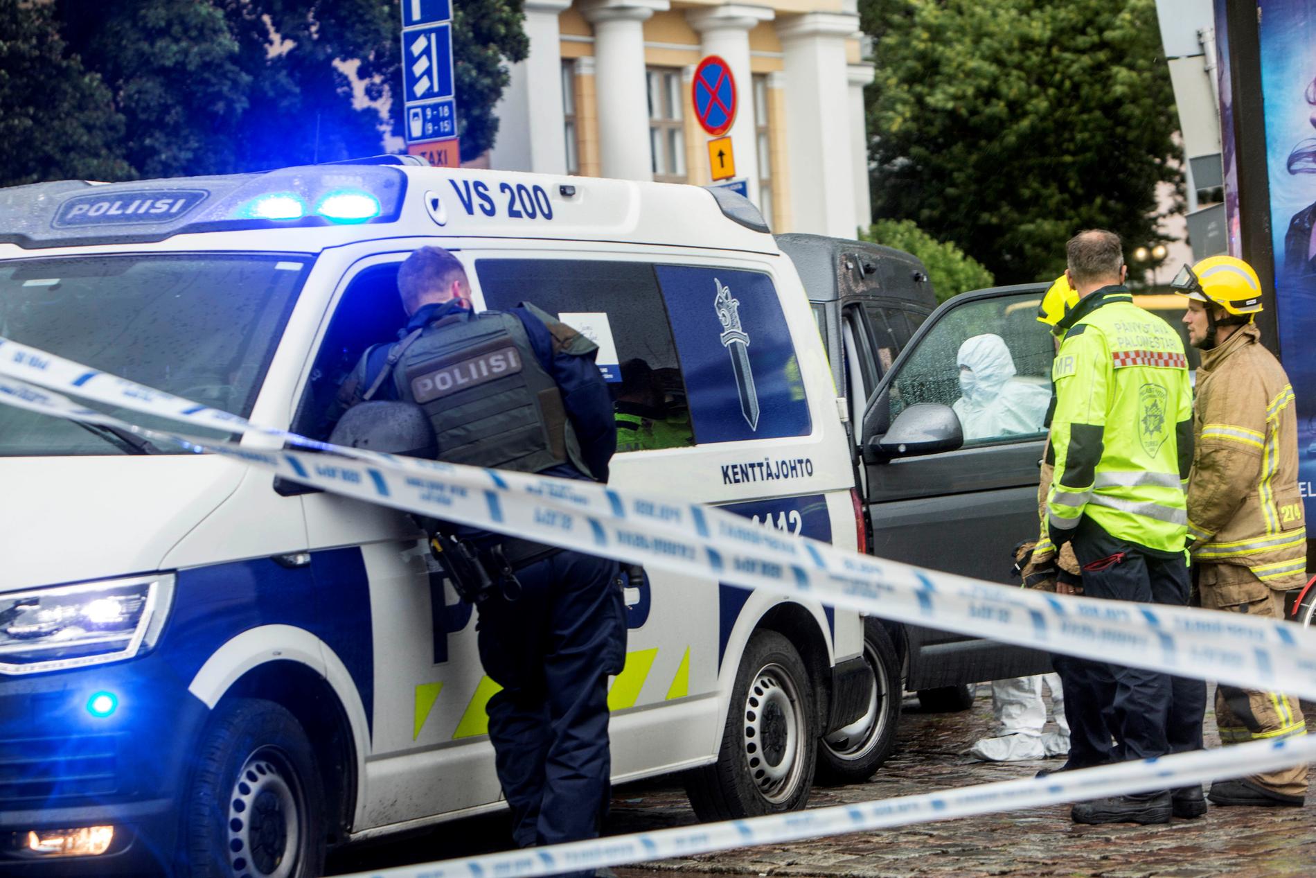 Två kvinnor dog och ytterligare åtta personer skadades när en man gick till attack med kniv mot personer i centrala Åbo förra året. Bilden är tagen strax efteråt vid Salutorget i Åbo.