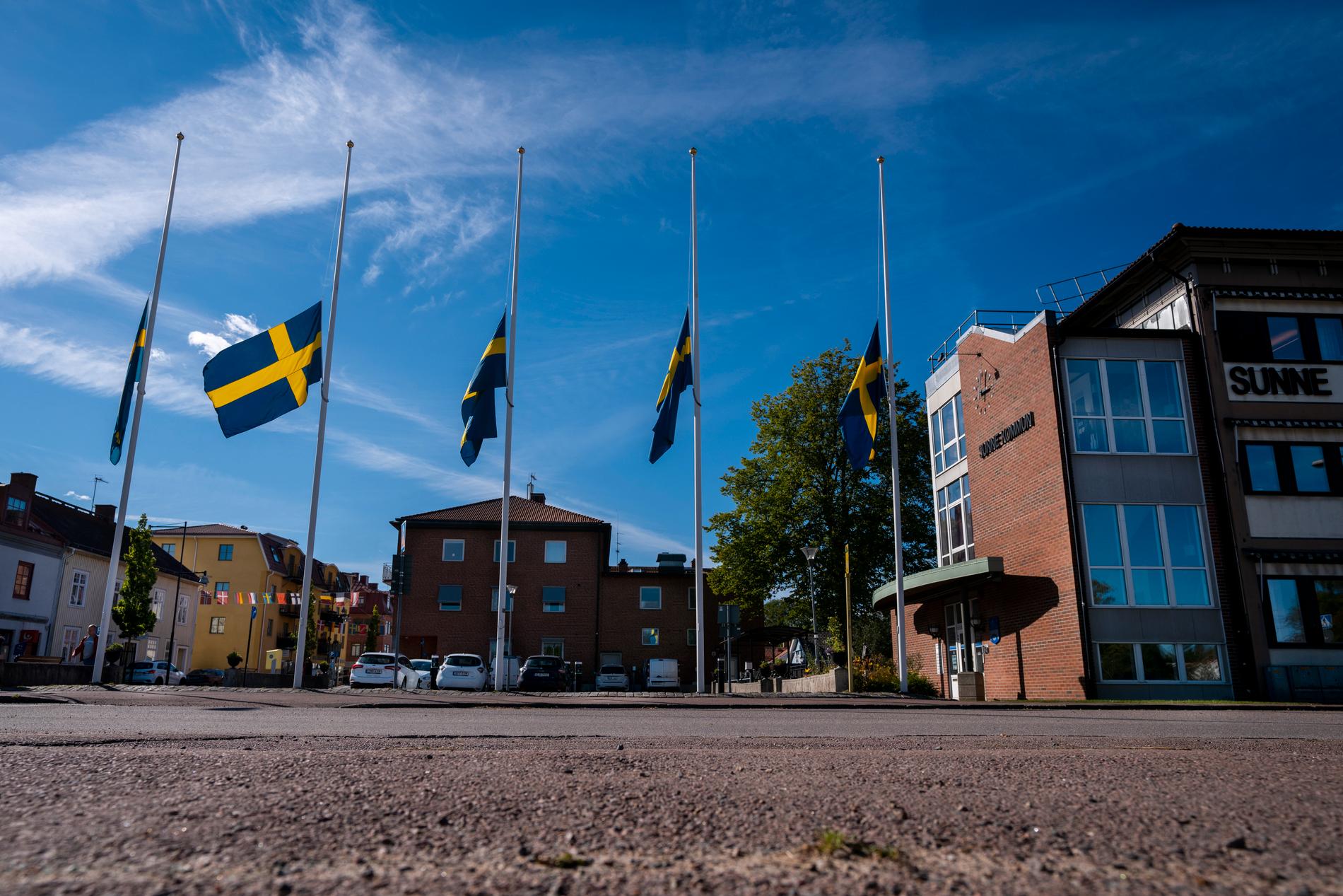 Flaggor på halv stång utanför Sunnes kommunhus.