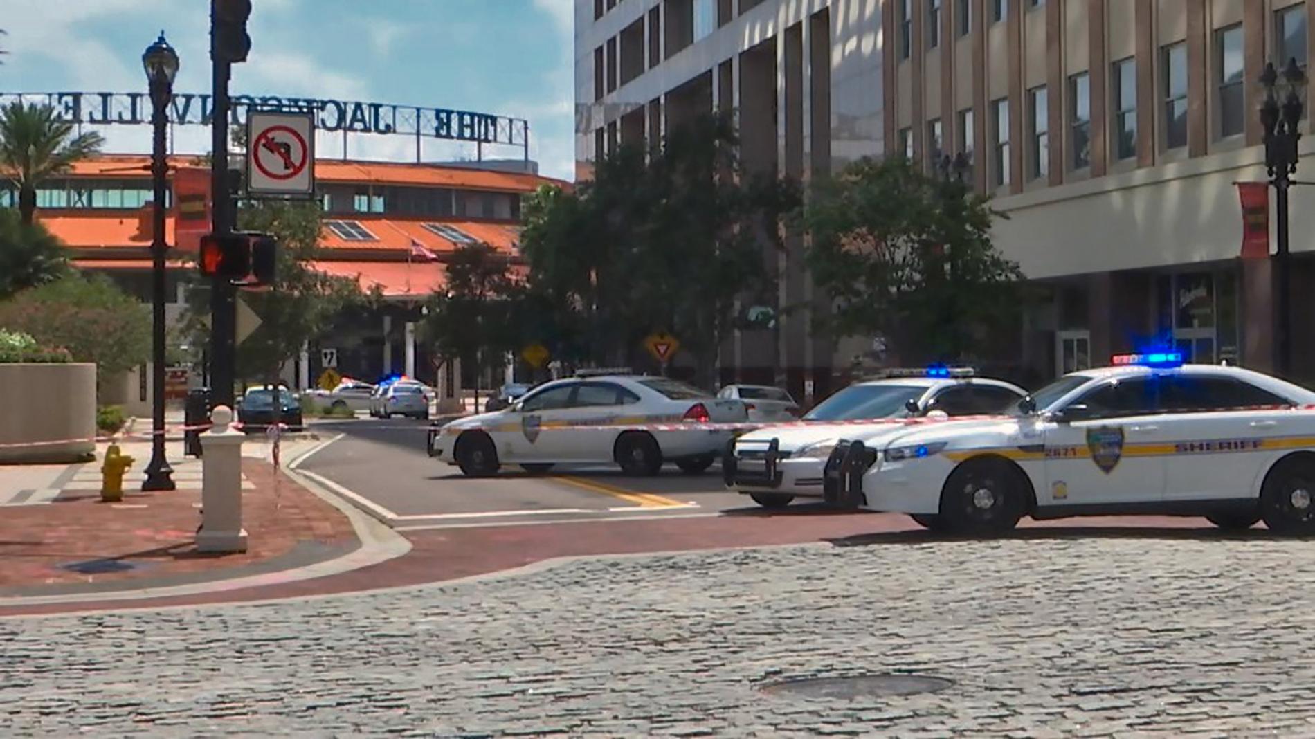 Flera personer har skjutits ihjäl och skadats vid en e-sportturnering som hölls i en restaurang på ett köpcentrum i Jacksonville.