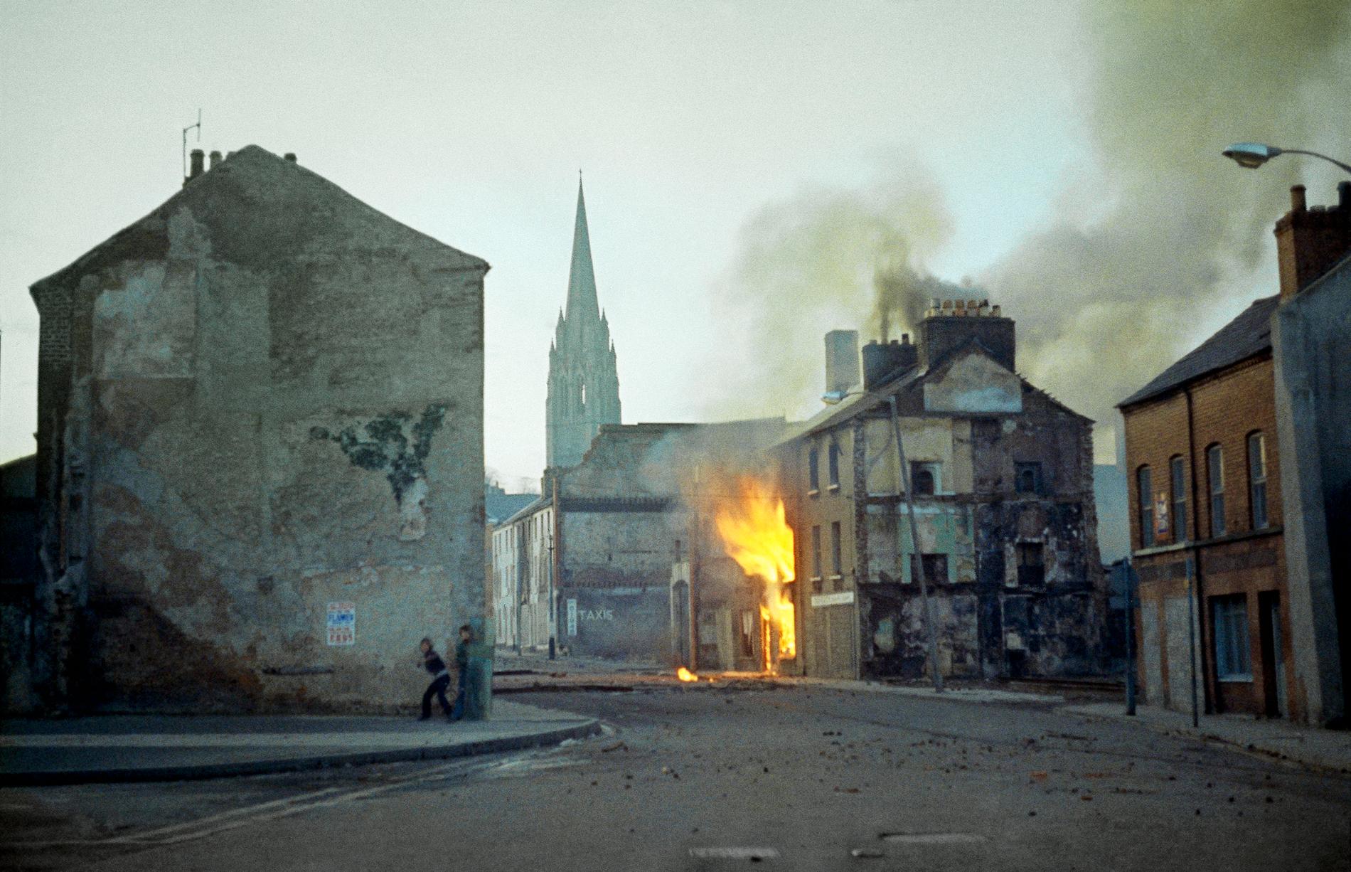 Eldsvåda i republikanska/katolska stadsdelen Bogside i Derry/Londonderry under ett av de värsta orosåren i Nordirland, 1972. Arkivfoto.