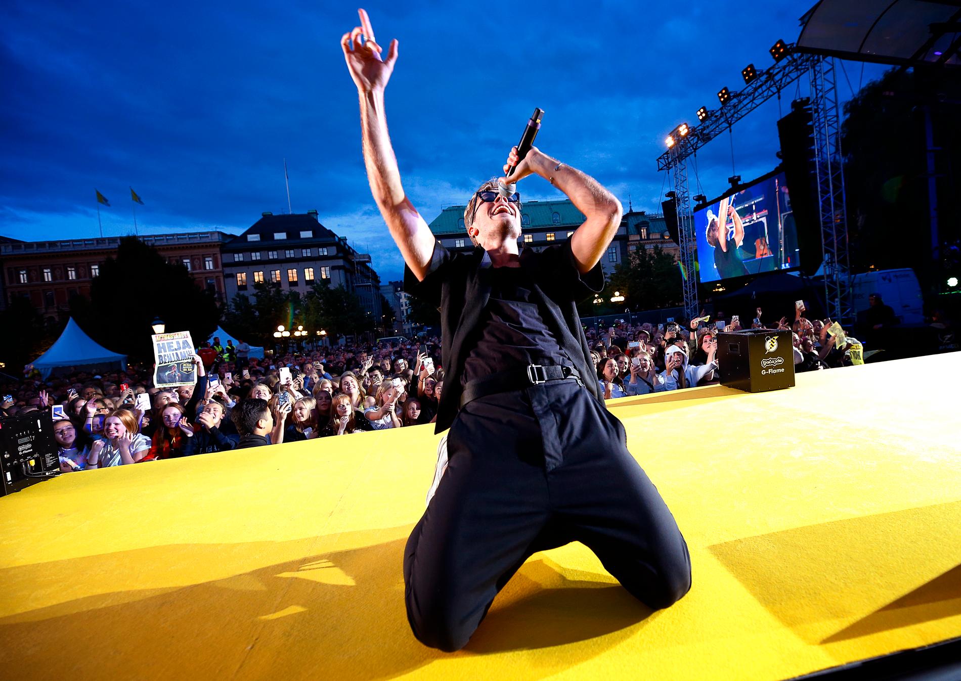 Benjamin Ingrosso uppträder på Rockbjörnen-galan i Kungsträdgården i Stockholm 13 augusti.