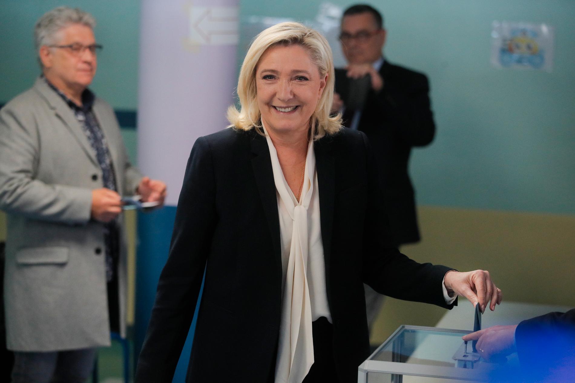 Marine Le Pen lägger sin röst i Henin-Beaumont. 