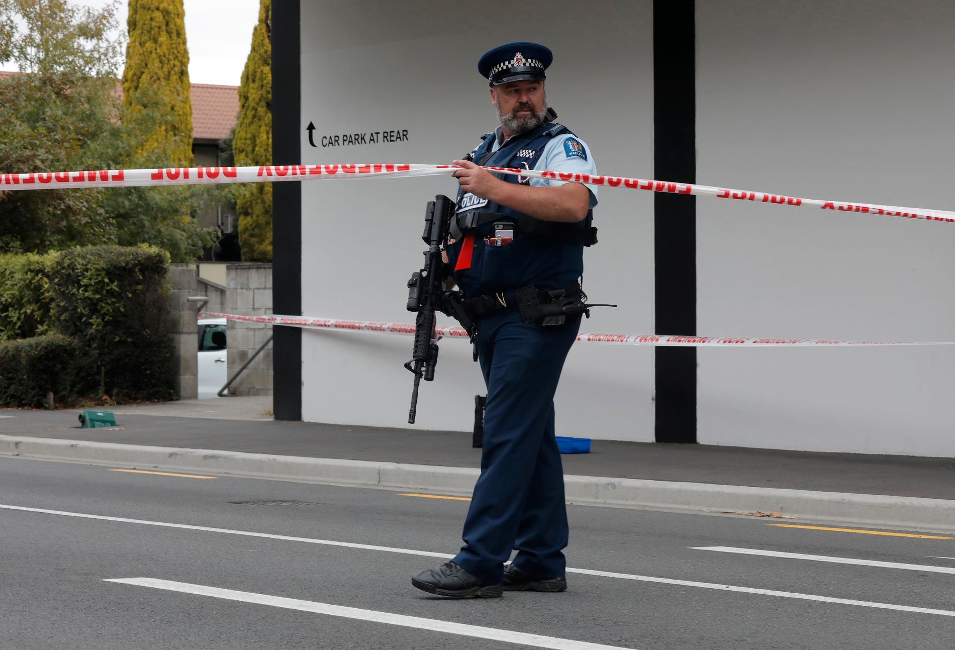 En polis står vakt nära Al Noor-moskén i Christchurch.