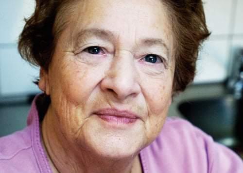 Flora Gladh föddes i Ungern och deporterades med sin familj till nazisternas förintelseläger. Hennes föräldrar och småsyskon mördades i Auschwitz. 