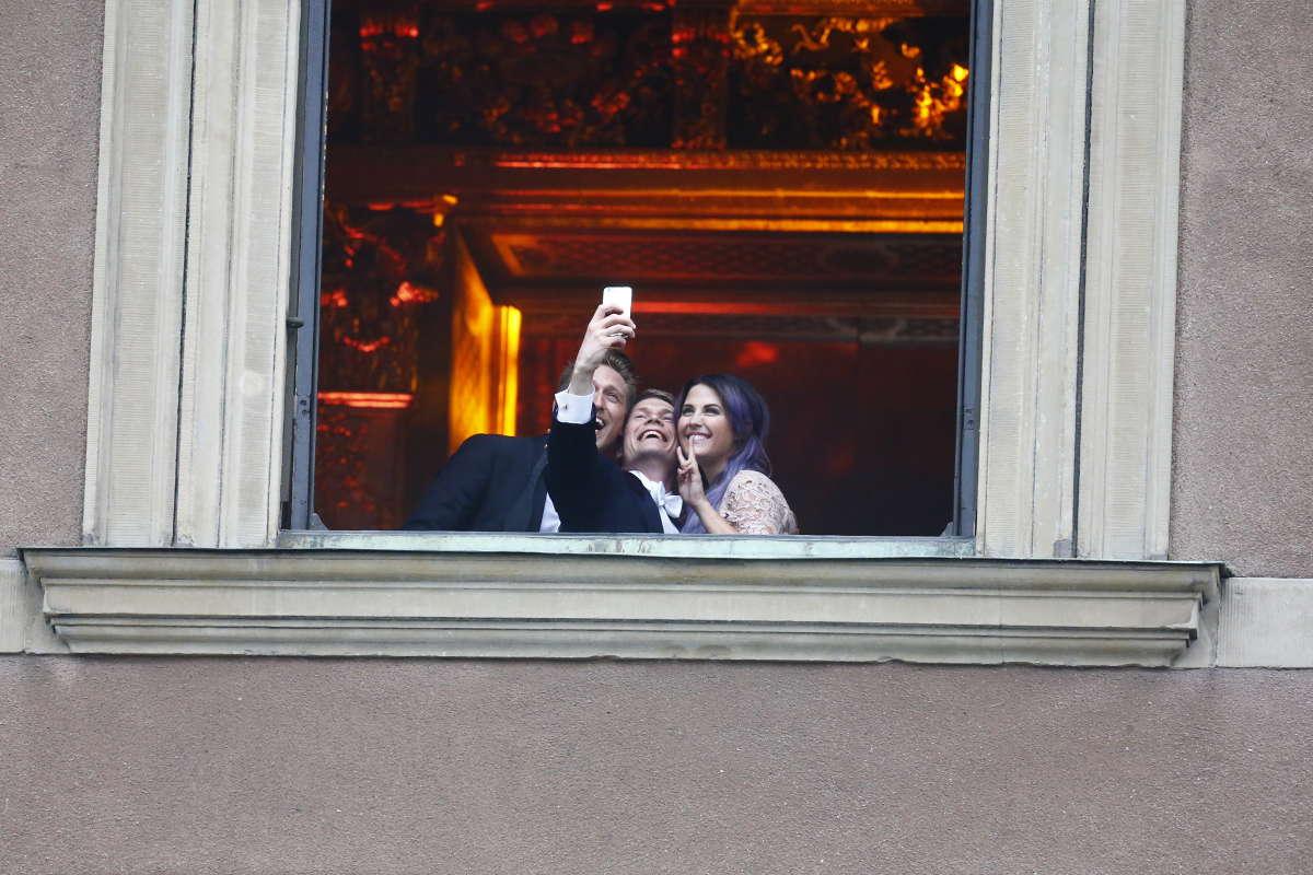 Molly Sandén och Danny tar selfies.