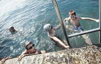 Ett svalkande dopp. Betongkajen i Piran är en gigantisk badbrygga. Härifrån kan man njuta av solen och de härliga baden.