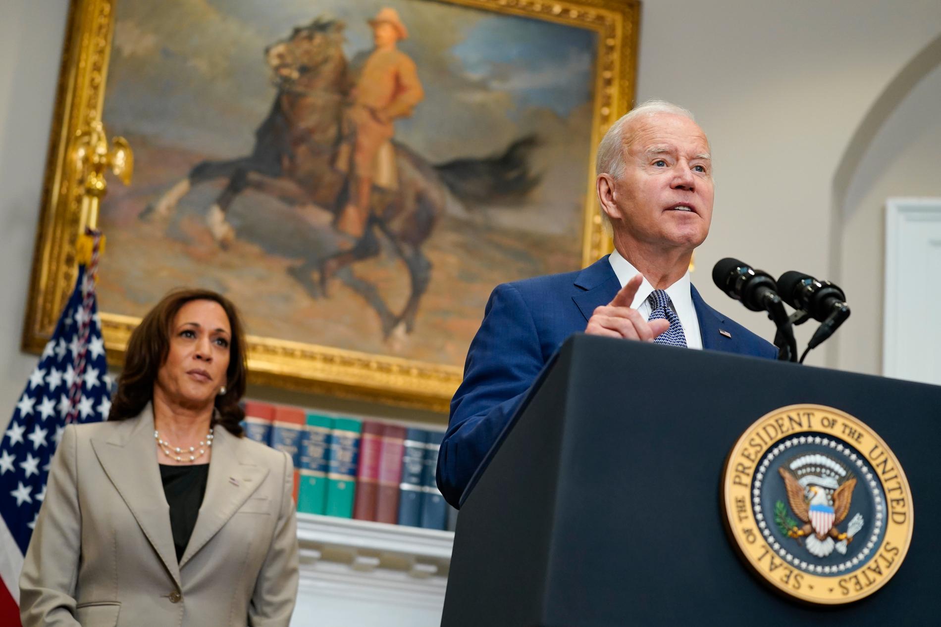 Joe Biden håller ett tal om aborträtten i Vita huset i början av juli, med vicepresident Kamala Harris i bakgrunden.