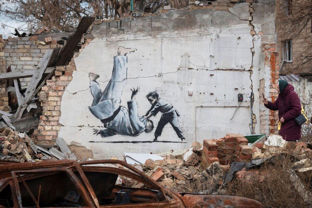 Banksy har målat sju nya verk på väggar i Ukraina. 