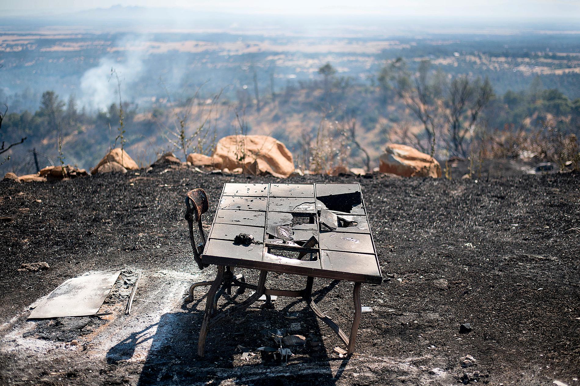 Över 2000 brandmän kämpar med att släcka skogsbränder som härjar i Kalifornien i USA. Delstaten har drabbats av värmebölja med rekordtemperaturer.