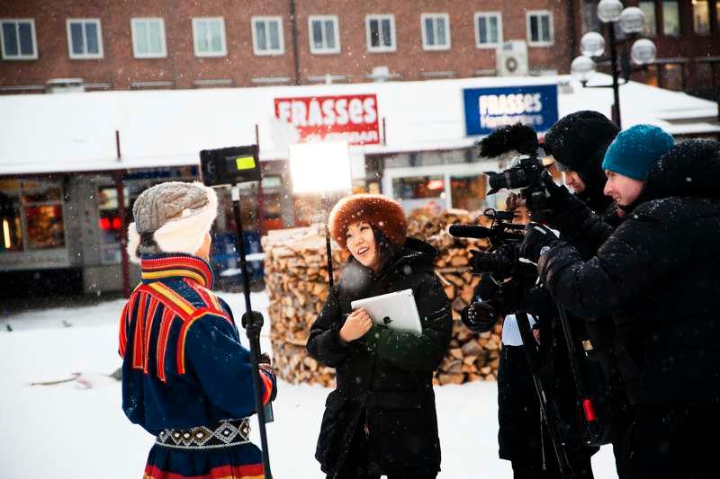 so very umeå Ett kinesiskt tv-team intervjuar en samisk man på Rådhustorget i Umeå. Foto: Johannes Samuelsson