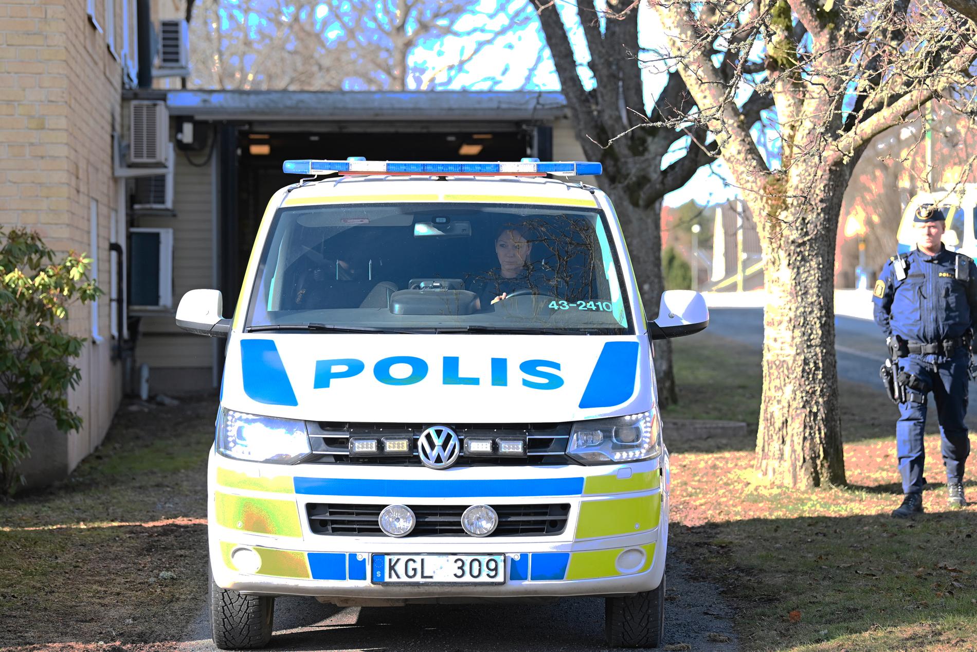 Den misstänkte för Vetlandaattacken kördes i polisbil till och från häktningsförhandlingen i Eksjö tingsrätt.