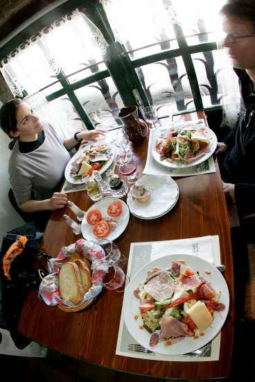 Underbar lunch i skidbackens restaurang: Katalansk sallad med skinka och korv.