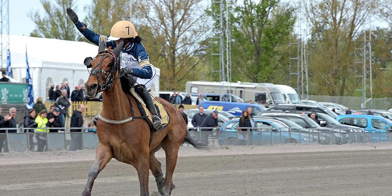 Sofia Adolfsson med segergest på hästryggen efter en av sina många monté-segrar (travritt).