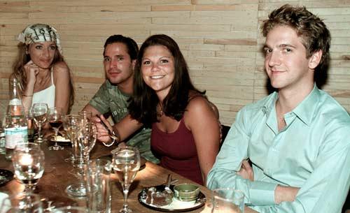 Kronprinsessan Victoria åt middag med Jon Spendrup och dåvarande pojkvännen Daniel Collert på ett besök i New York 2000.