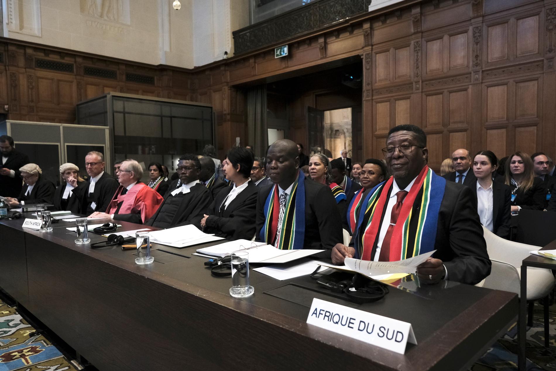 Från hearingen i Internationella domstolen i Haag den 11 januari. Längst till höger Sydafrikas amabassadör i Nederländerna, Vusimuzi Madonsela, intill honom Sydafrikas justitieminister Ronald Lamola.