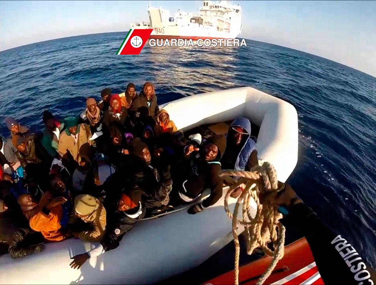 Båt från italienska kustbevakningen plockar upp båtflyktingar i sjönöd inom ramen för Frontex projekt Triton.