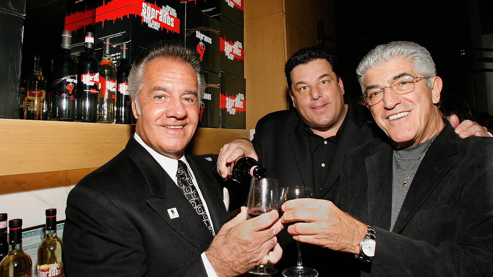 ”Sopranos”-stjärnorna Tony Sirico, Steve Schirripa och Frank Vincent skålar vid en tillställning 2008.